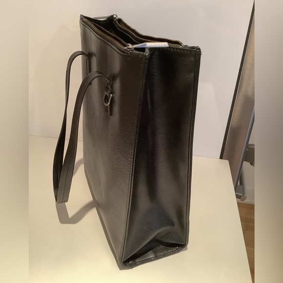 This pretty vegan leather bag is very practical and beautiful. - Picture 2 of 5